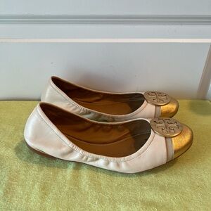 Tory Burch Women's Flats in Cream and Gold. Size 9